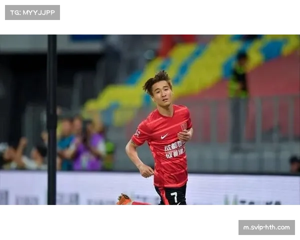 成都蓉城变阵四后卫高位逼抢 新帅阿洛伊西首秀激活韦世豪边路爆点